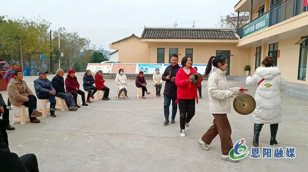 【学习贯彻党的二十大精神】“三句半”宣讲接地气 党的二十大精神进村社